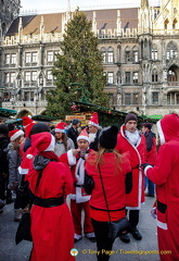 Santas drinking glühwein